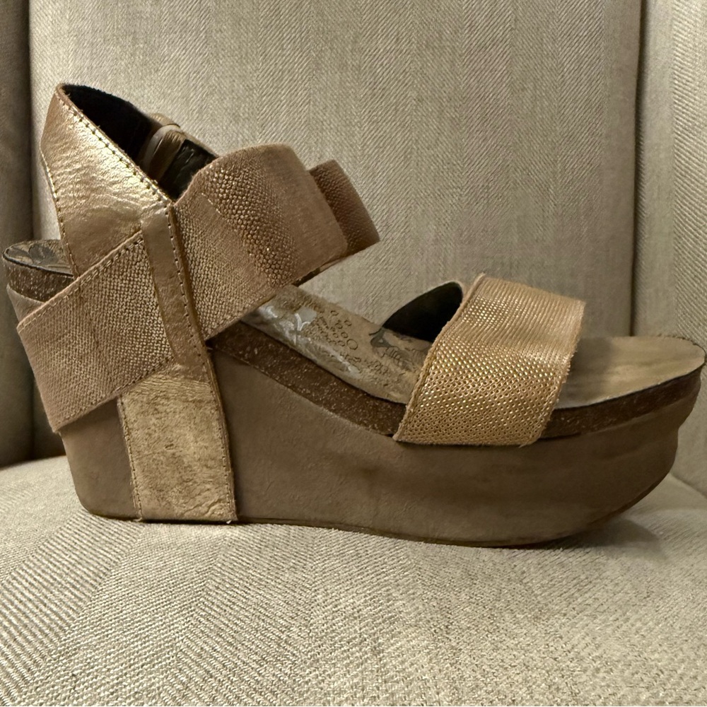OTBT Women’s size 7 bronze platform sandals